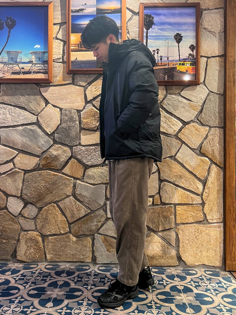 ブラウン系のその他パンツ、ブラック系のダウンジャケット/コート、ホワイト系のスウェットを着用したメンズの冬コーディネートの3枚目の写真