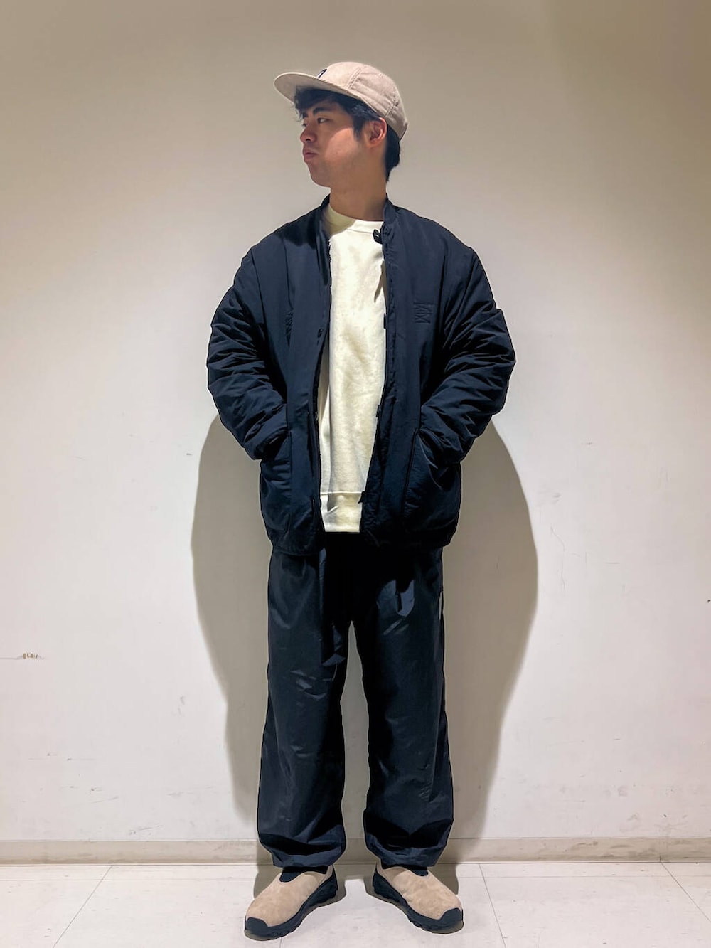 ブラック系のその他パンツ、ブラック系のその他アウター、ホワイト系のスウェットを着用したメンズの秋コーディネートの3枚目の写真