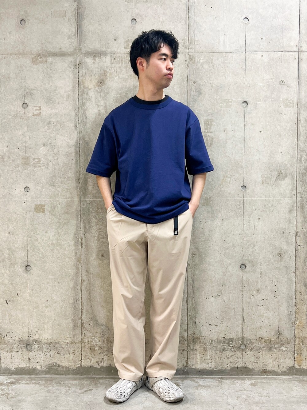 ブルー系のTシャツ/カットソー、グレー系のその他パンツを着用したメンズの春コーディネートの2枚目の写真