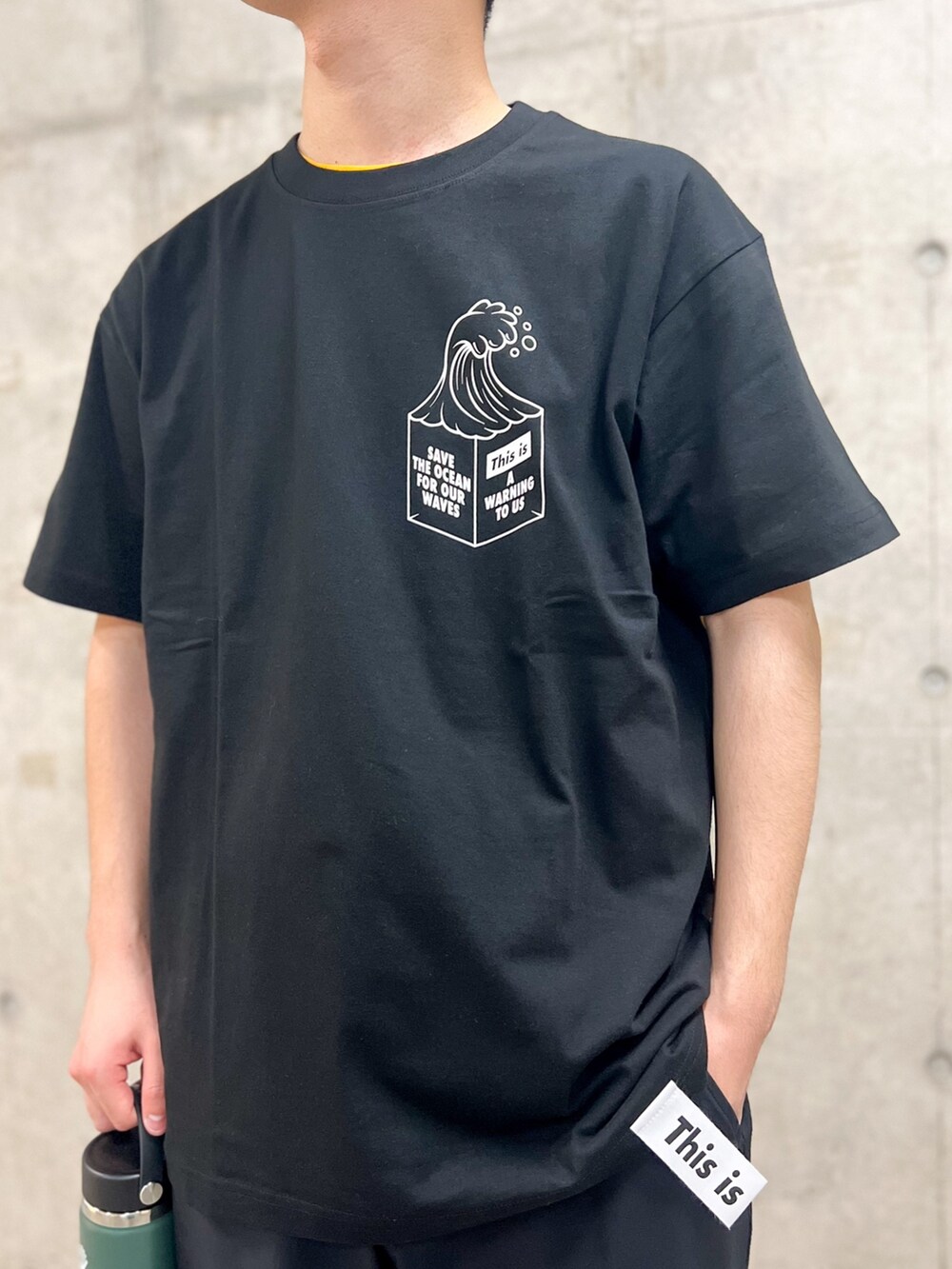 ブラック系のベスト、ブラック系のその他パンツ、その他のシューズを着用したメンズの夏コーディネートの2枚目の写真