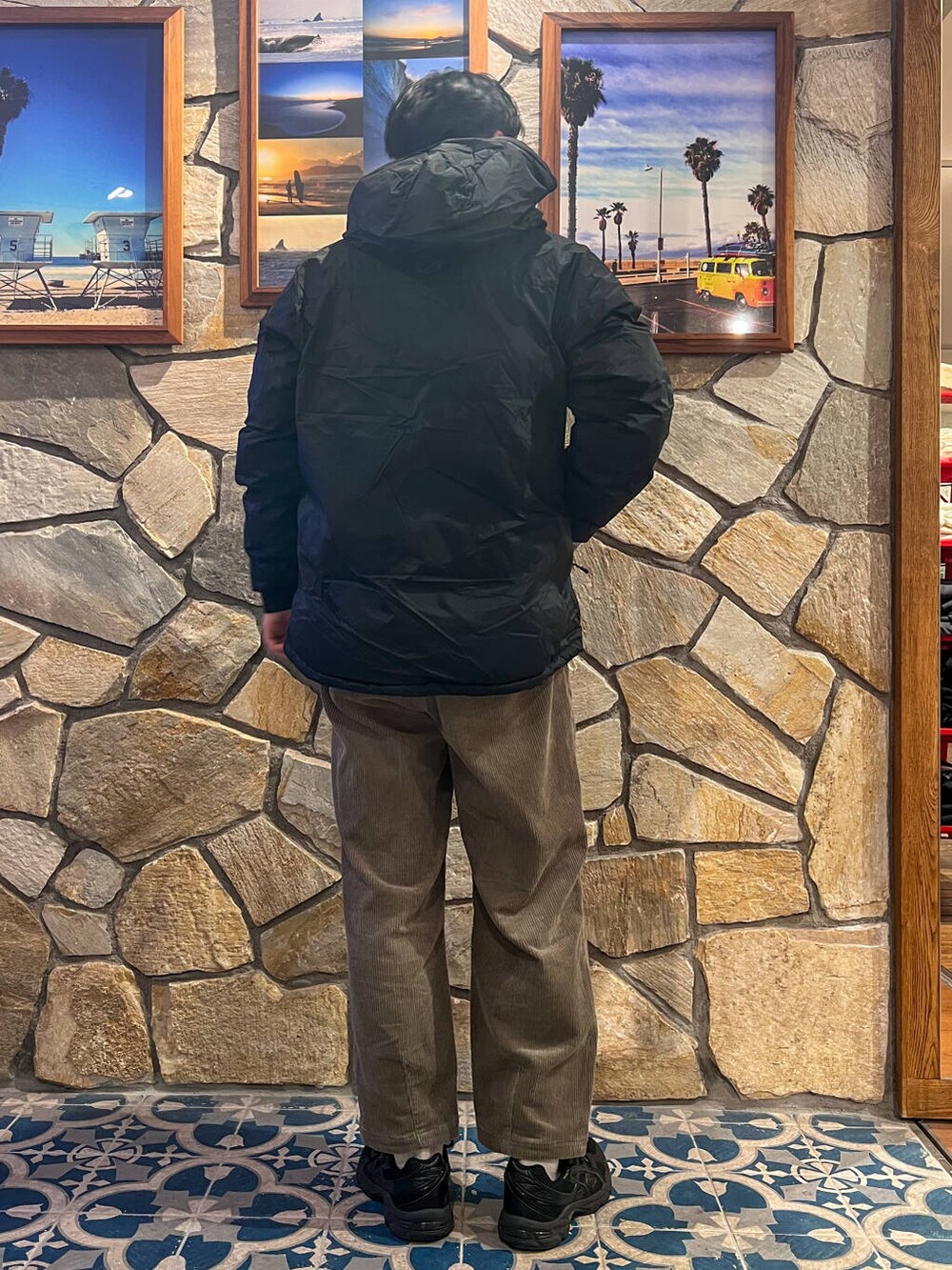 ブラウン系のその他パンツ、ブラック系のダウンジャケット/コート、ホワイト系のスウェットを着用したメンズの冬コーディネートの2枚目の写真