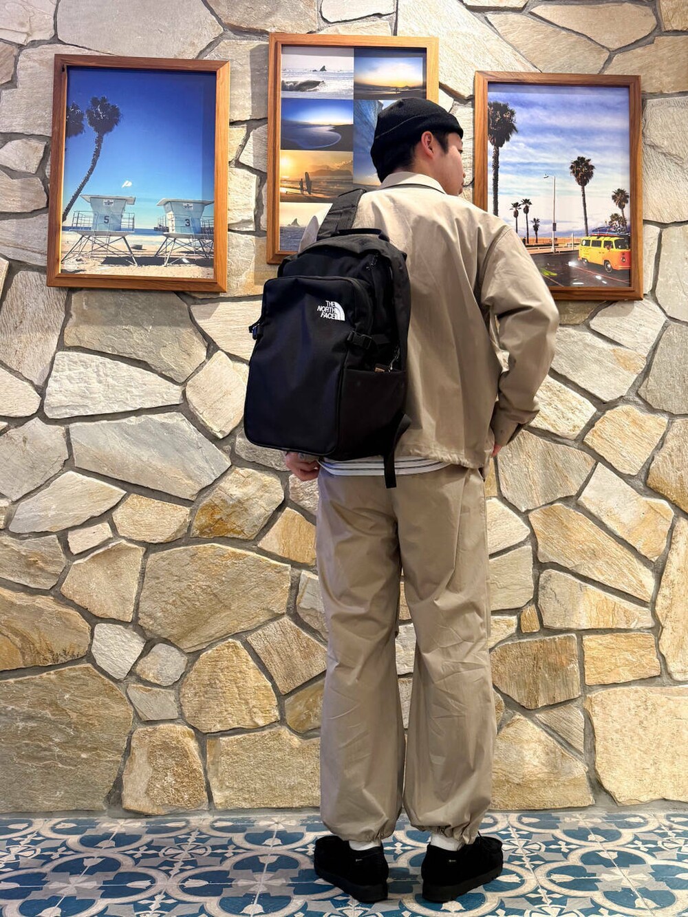 「シンプル、カジュアル、clarks、urbanresearchdoors、オーバーサイズ、ロンT、ナイロン、シンプルコーデ、FORK&SPOON、SonnyLabel、アウトドア、リュック、パンツ、旅行、newarrival」|「ClarksのClarks WallabeeGTX(ブーツ、ブラック系)」を使った、takahiroさん(メンズ・179cm)の春コーディネートの2枚目の写真