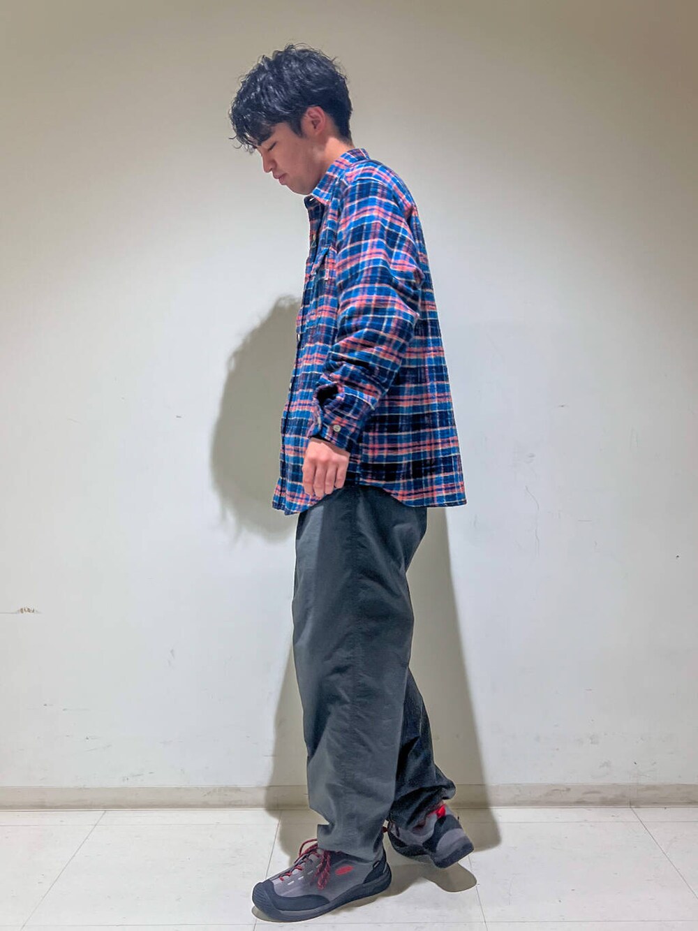 グレー系のその他パンツ、ブルー系のシャツ/ブラウス、ブラック系のスウェットを着用したメンズの秋コーディネートの2枚目の写真