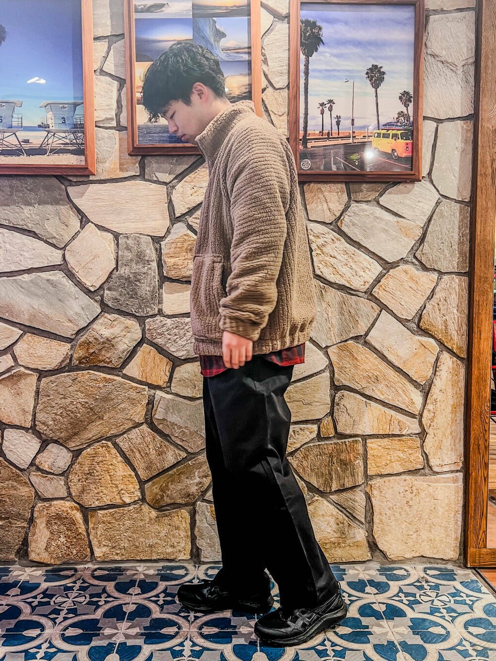 レッド系のシャツ/ブラウス、ブラック系のその他パンツ、ブラウン系のブルゾンを着用したメンズの冬コーディネートの4枚目の写真