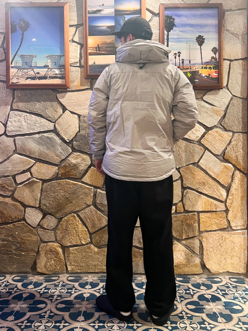 グレー系のダウンジャケット/コート、イエロー系のTシャツ/カットソー、ブラック系のその他パンツを着用したメンズの冬コーディネートの3枚目の写真