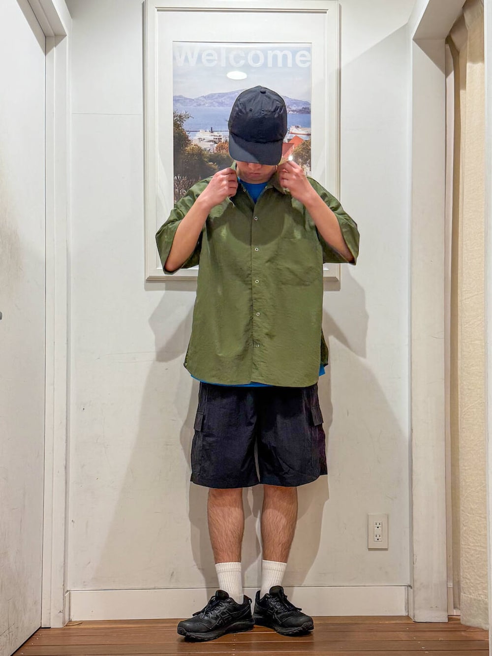 グリーン系のシャツ/ブラウス、ブラック系のその他パンツを着用したメンズの夏コーディネートの3枚目の写真