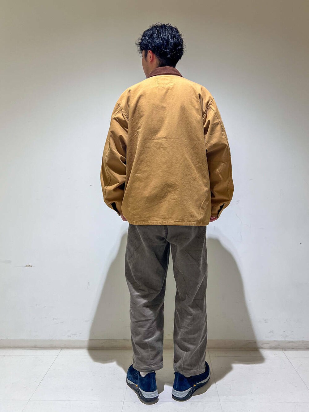 ブラウン系のその他パンツ、イエロー系のカバーオール、ブルー系のTシャツ/カットソーを着用したメンズの秋コーディネートの2枚目の写真