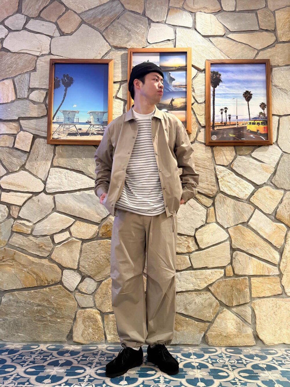 「シンプル、カジュアル、clarks、urbanresearchdoors、オーバーサイズ、ロンT、ナイロン、シンプルコーデ、FORK&SPOON、SonnyLabel、アウトドア、リュック、パンツ、旅行、newarrival」|「ClarksのClarks WallabeeGTX(ブーツ、ブラック系)」を使った、takahiroさん(メンズ・179cm)の春コーディネートの4枚目の写真