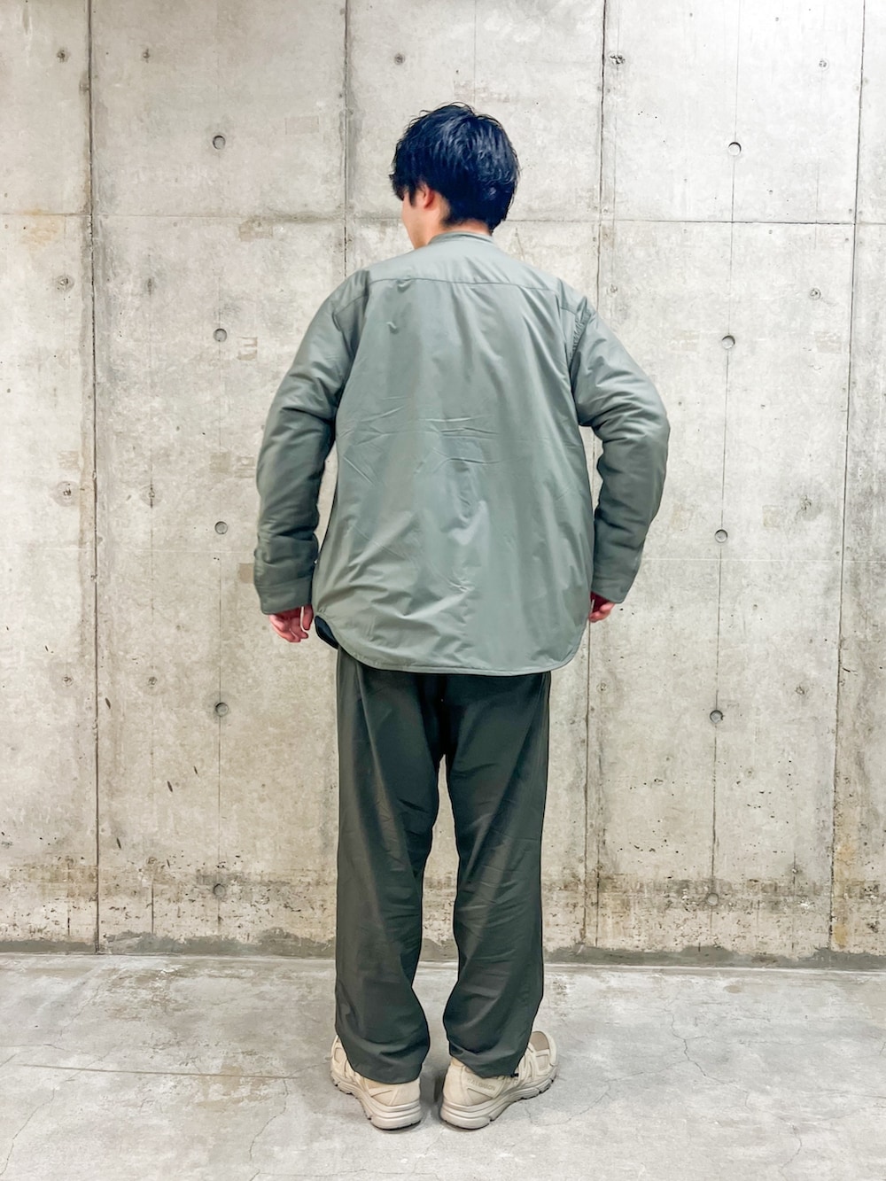 グリーン系のブルゾン、ブラック系のその他トップス、ブラック系のその他パンツを着用したメンズの冬コーディネートの2枚目の写真