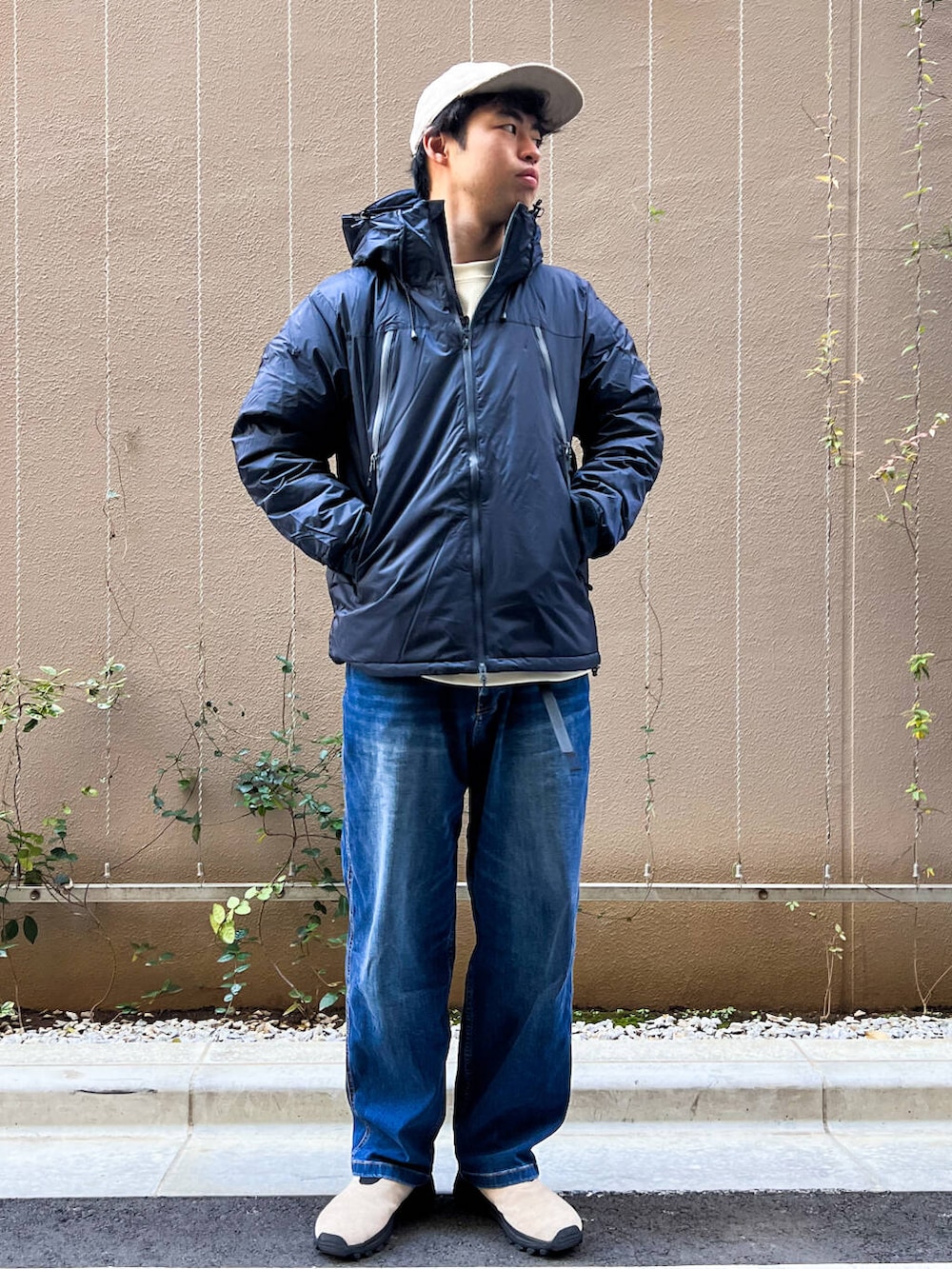 ブルー系のデニムパンツ、ブルー系のダウンジャケット/コート、ホワイト系のスウェットを着用したメンズの冬コーディネートの2枚目の写真