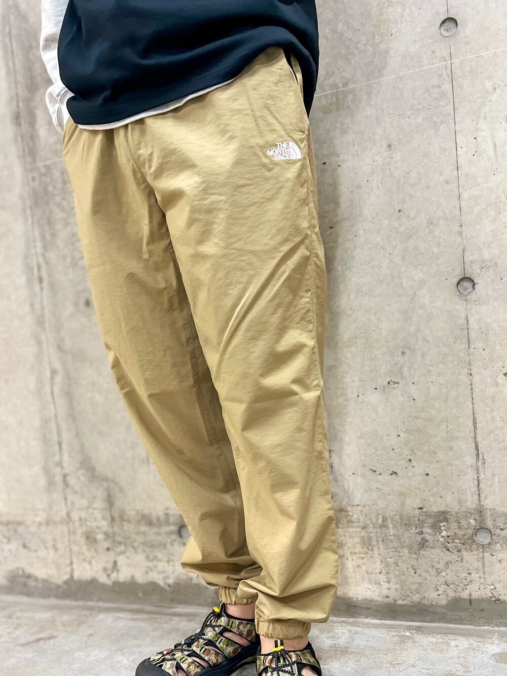 グレー系のTシャツ/カットソー、ブラック系のTシャツ/カットソー、ベージュ系のその他パンツを着用したメンズの春コーディネートの2枚目の写真