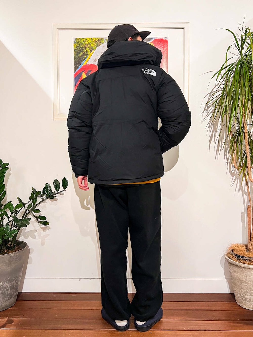 ブルー系のサンダル、イエロー系のスウェット、ブラック系のその他パンツを着用したメンズの冬コーディネートの3枚目の写真