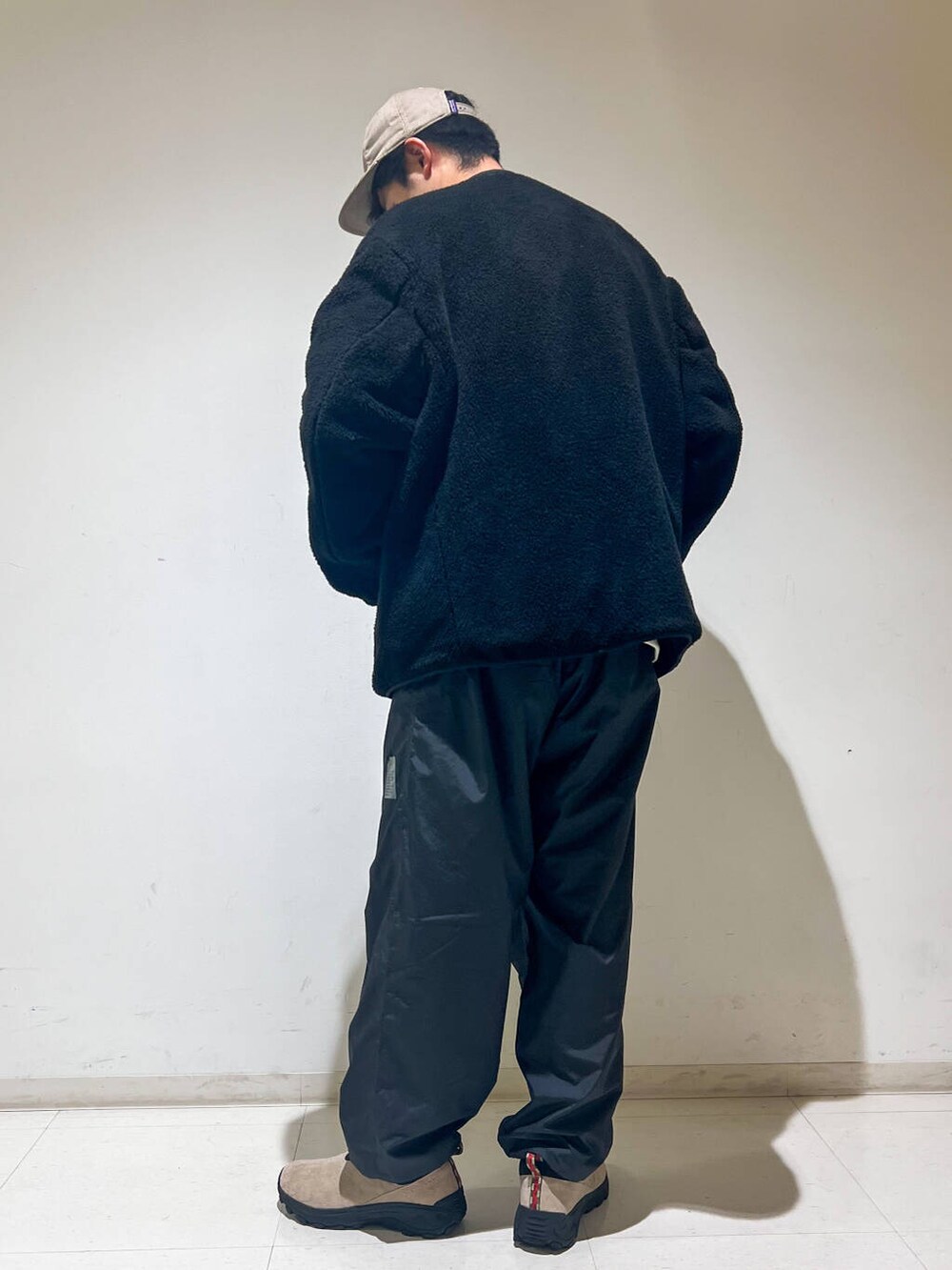 ブラック系のその他パンツ、ブラック系のその他アウター、ホワイト系のスウェットを着用したメンズの秋コーディネートの2枚目の写真