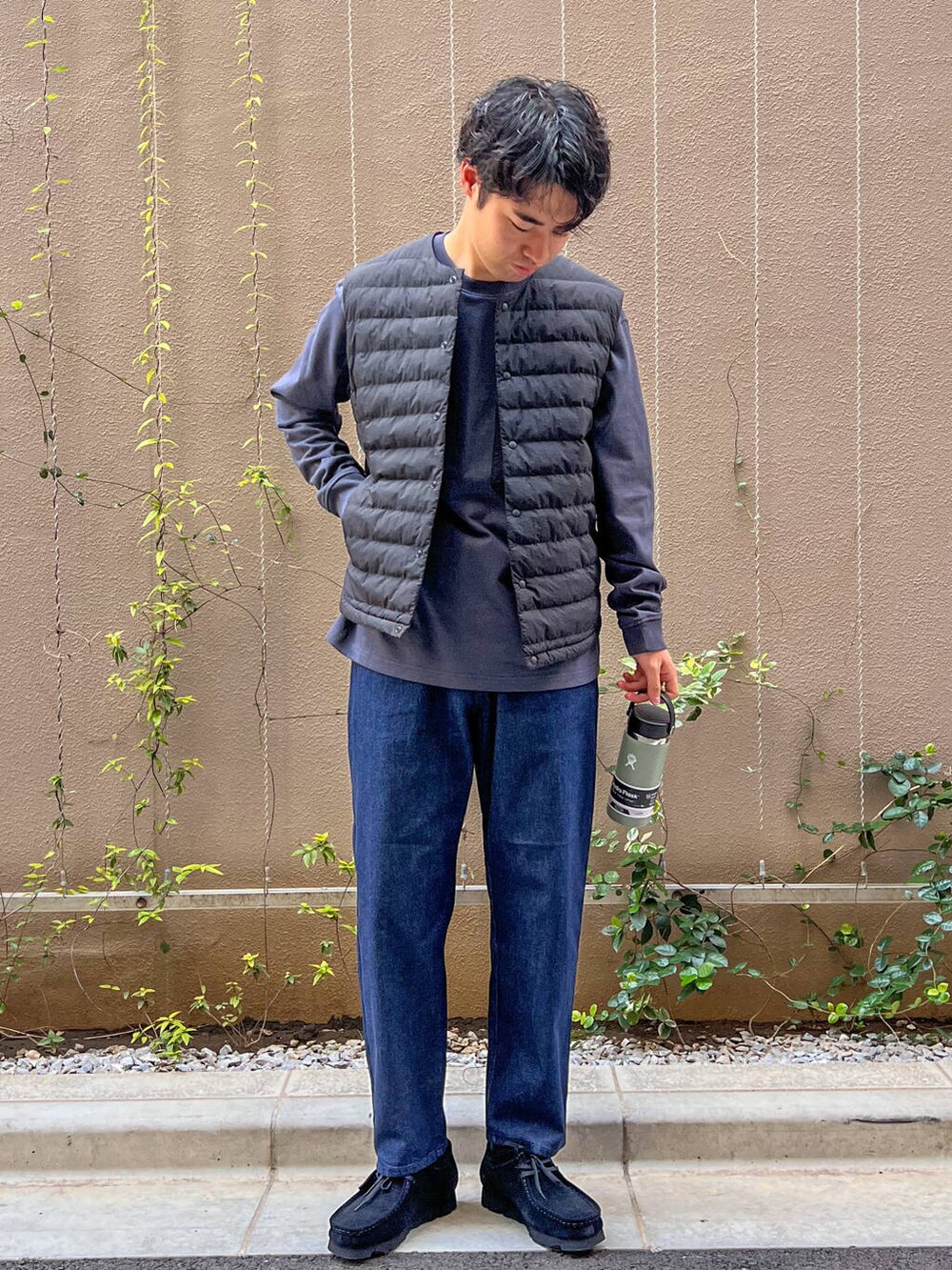 ブルー系のデニムパンツ、グレー系のTシャツ/カットソー、グレー系のTシャツ/カットソーを着用したメンズの秋コーディネートの2枚目の写真