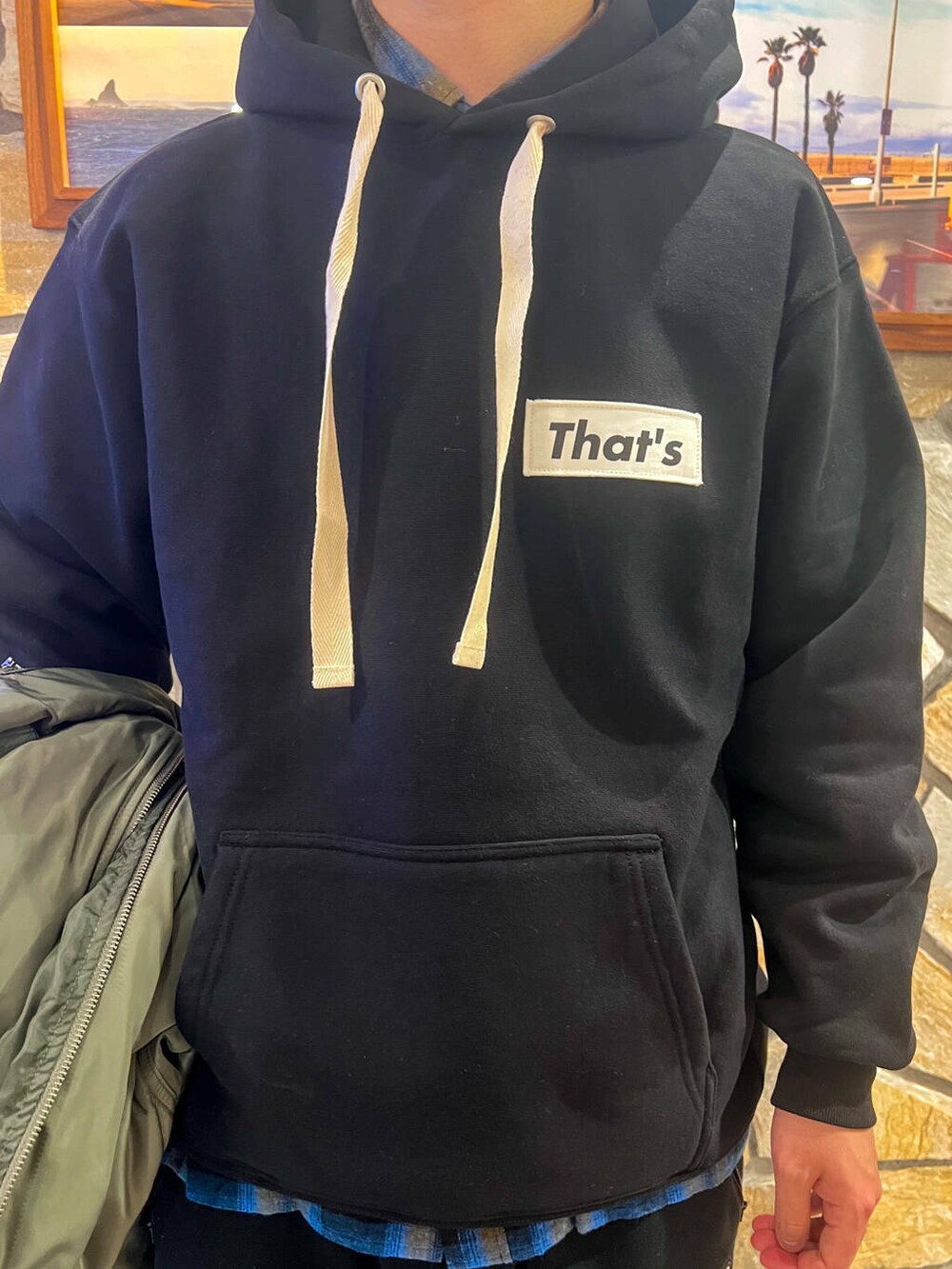 ブラック系のシャツ/ブラウス、ブラック系のその他パンツ、グレー系のスニーカーを着用したメンズの冬コーディネートの3枚目の写真