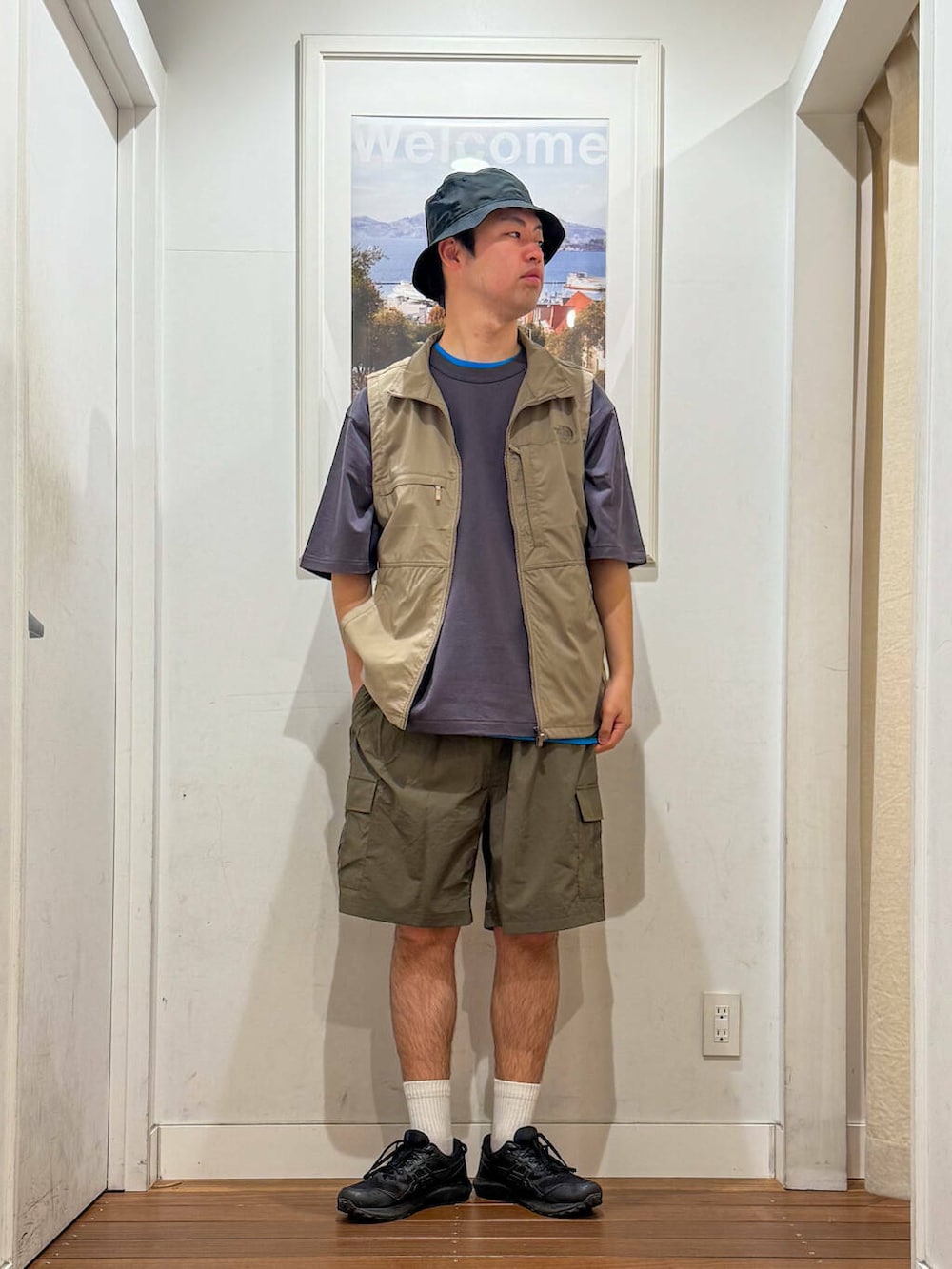 グレー系のTシャツ/カットソー、ベージュ系のベスト、グリーン系のその他パンツを着用したメンズの夏コーディネートの3枚目の写真