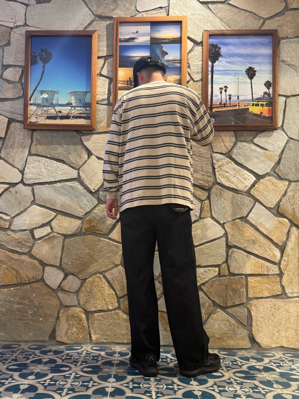 ベージュ系のTシャツ/カットソー、ブラック系のデニムパンツを着用したメンズの秋コーディネートの3枚目の写真