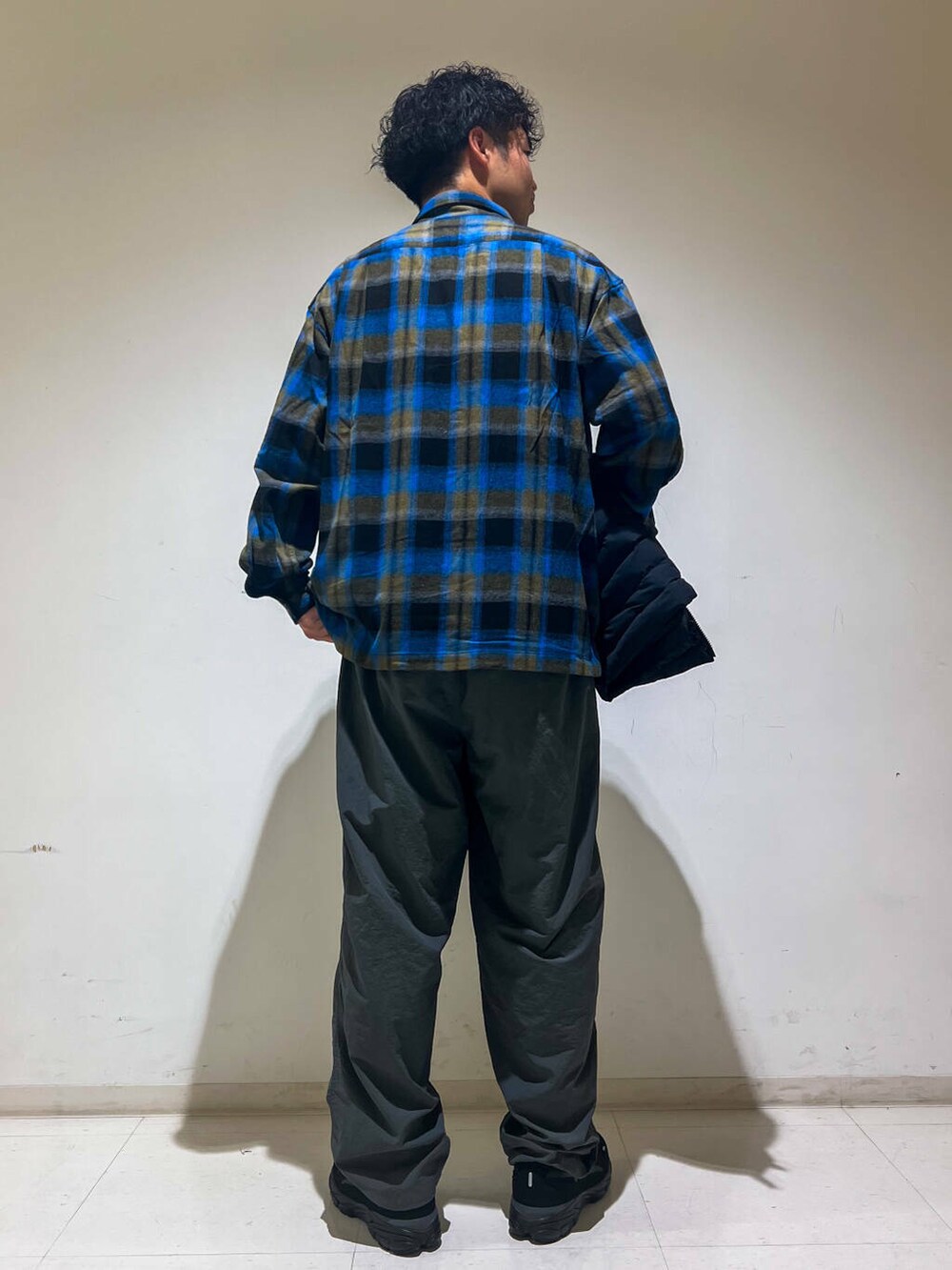 グレー系のその他パンツ、ブラック系のシャツ/ブラウス、ブラック系のスニーカーを着用したメンズの秋コーディネートの5枚目の写真