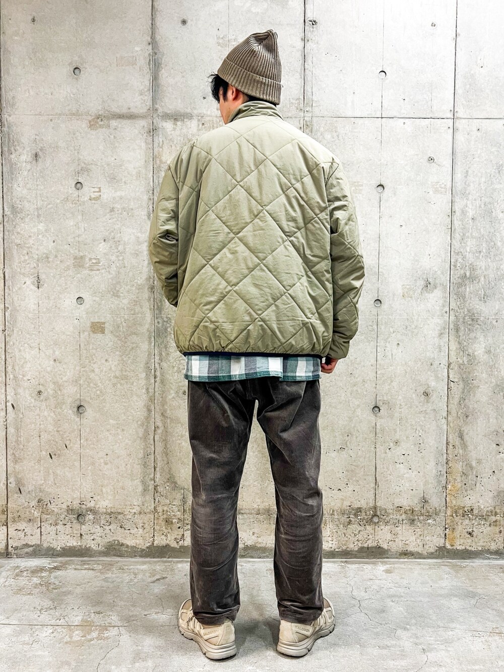 ベージュ系のブルゾン、グレー系のその他パンツを着用したメンズの冬コーディネートの2枚目の写真