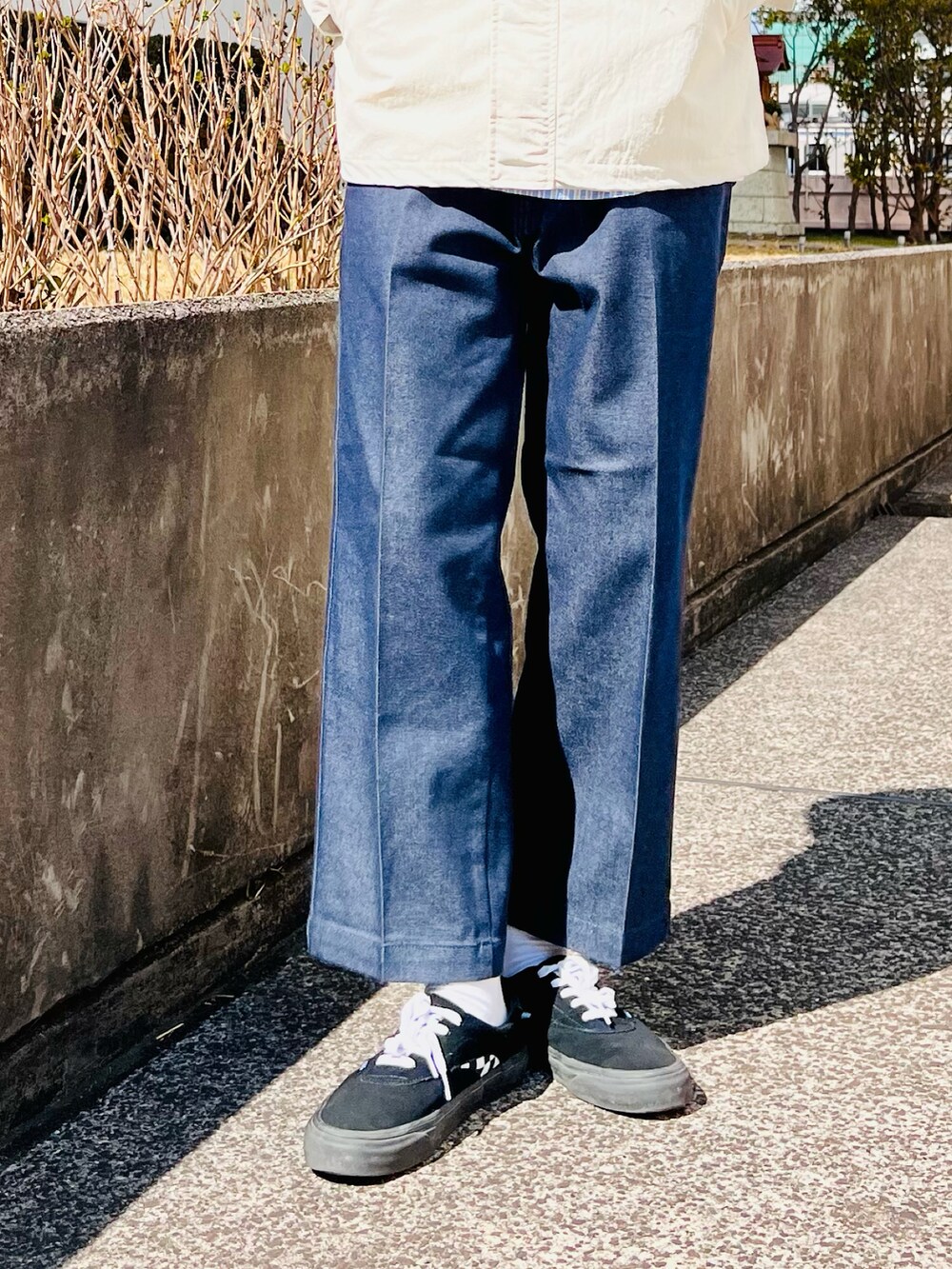 ホワイト系のマウンテンパーカー、その他のシャツ/ブラウス、ブルー系のチノパンツを着用したメンズの春コーディネートの2枚目の写真