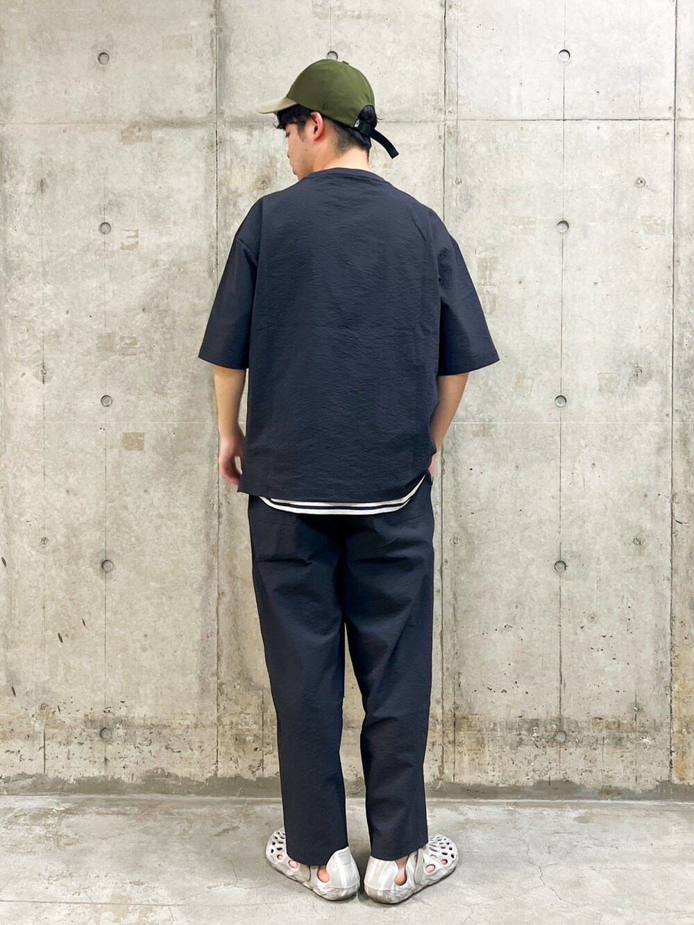 グレー系のその他パンツ、グレー系のTシャツ/カットソー、グレー系のサンダルを着用したメンズの夏コーディネートの2枚目の写真