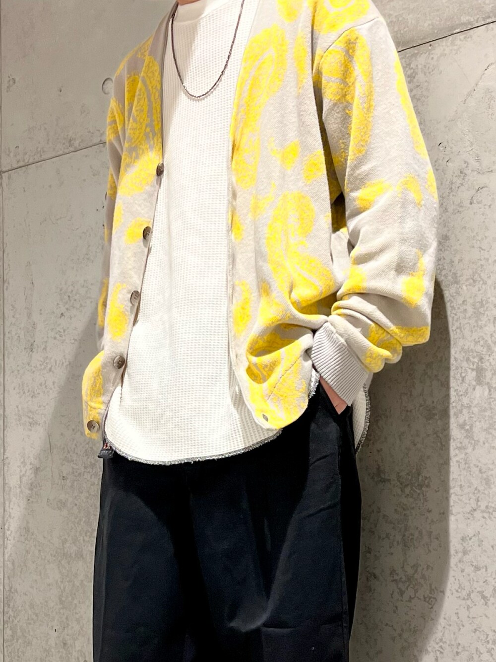 その他のカーディガン/ボレロ、ブラック系のチノパンツ、ブラック系のローファーを着用したメンズの春コーディネートの2枚目の写真
