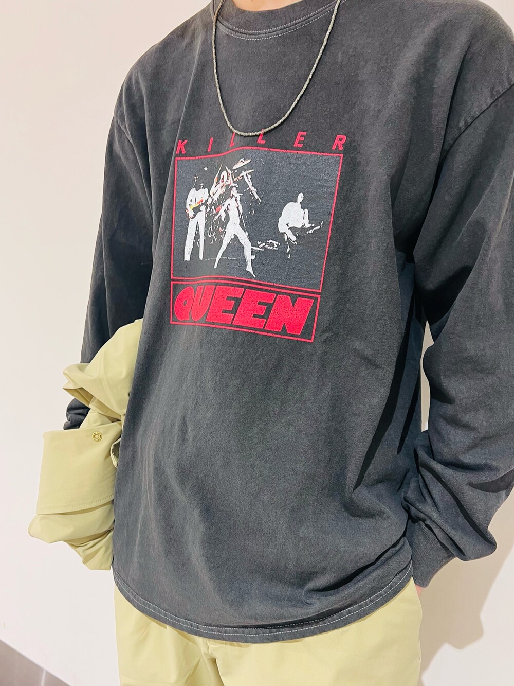 ベージュ系のカーディガン/ボレロ、その他のTシャツ/カットソー、ベージュ系のその他パンツを着用したメンズの春コーディネートの2枚目の写真