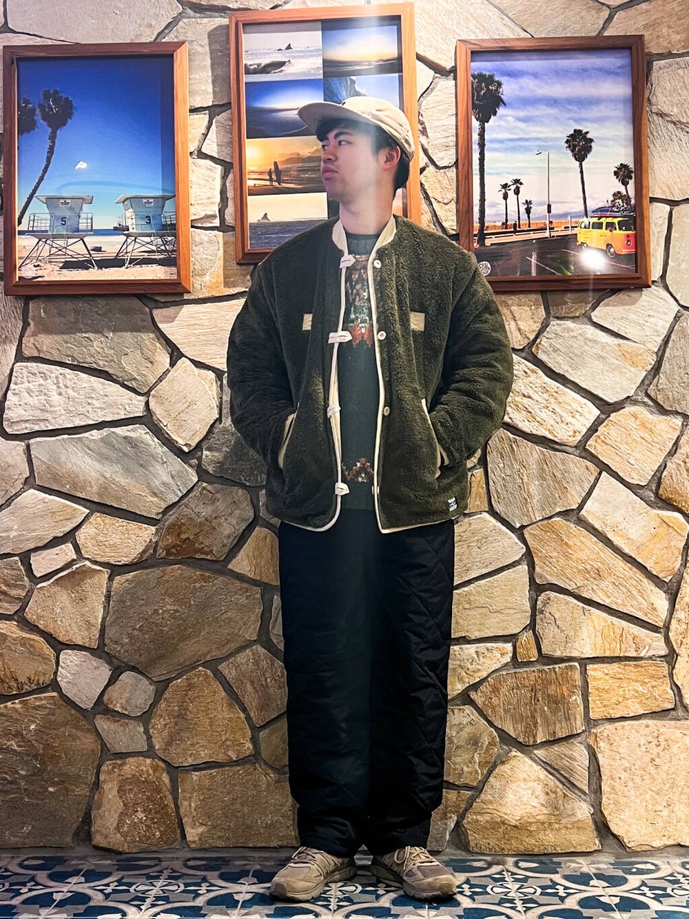 ブラック系のその他パンツ、ホワイト系のその他アウター、グリーン系のニット/セーターを着用したメンズの冬コーディネートの3枚目の写真