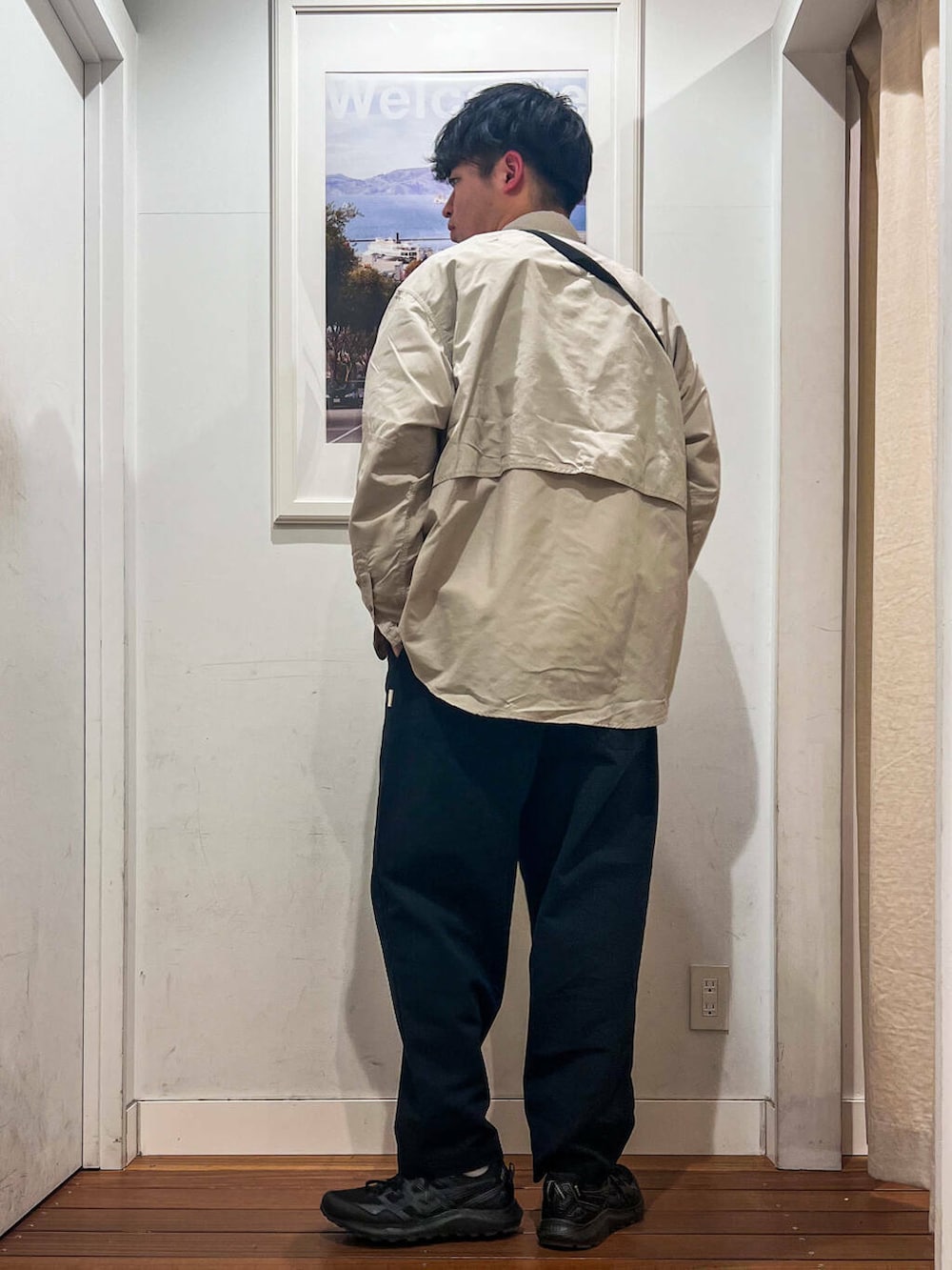 グレー系のスウェット、ホワイト系のシャツ/ブラウス、ブラック系のショルダーバッグを着用したメンズの冬コーディネートの2枚目の写真