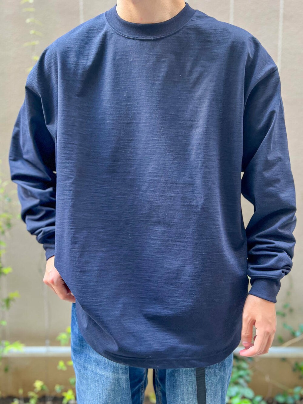 ブルー系のデニムパンツ、グレー系のスニーカー、ブルー系のTシャツ/カットソーを着用したメンズの秋コーディネートの4枚目の写真