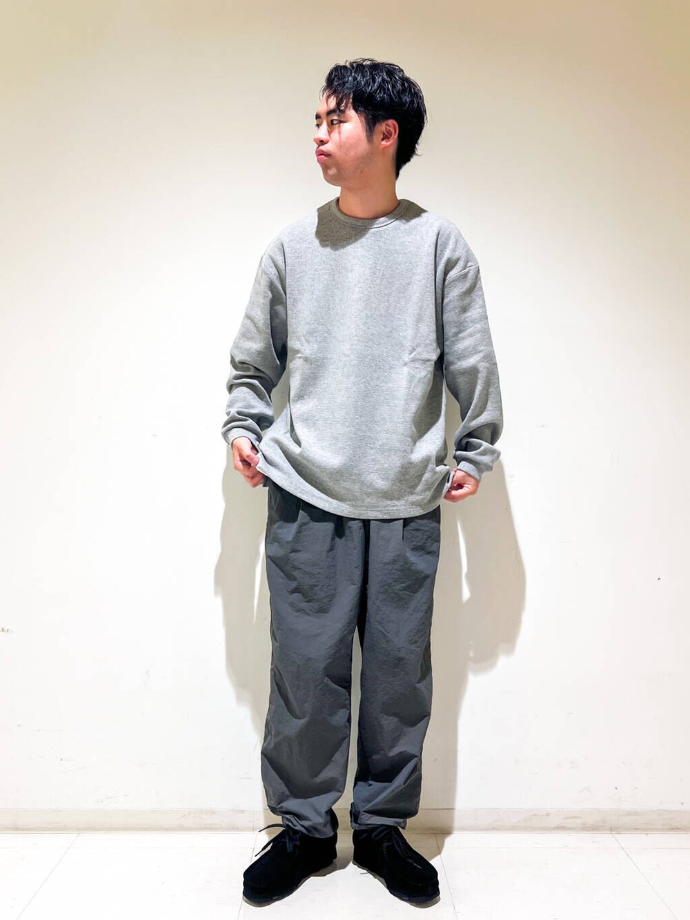 ブラック系のブーツ、グレー系のその他パンツ、グレー系のTシャツ/カットソーを着用したメンズの秋コーディネートの3枚目の写真