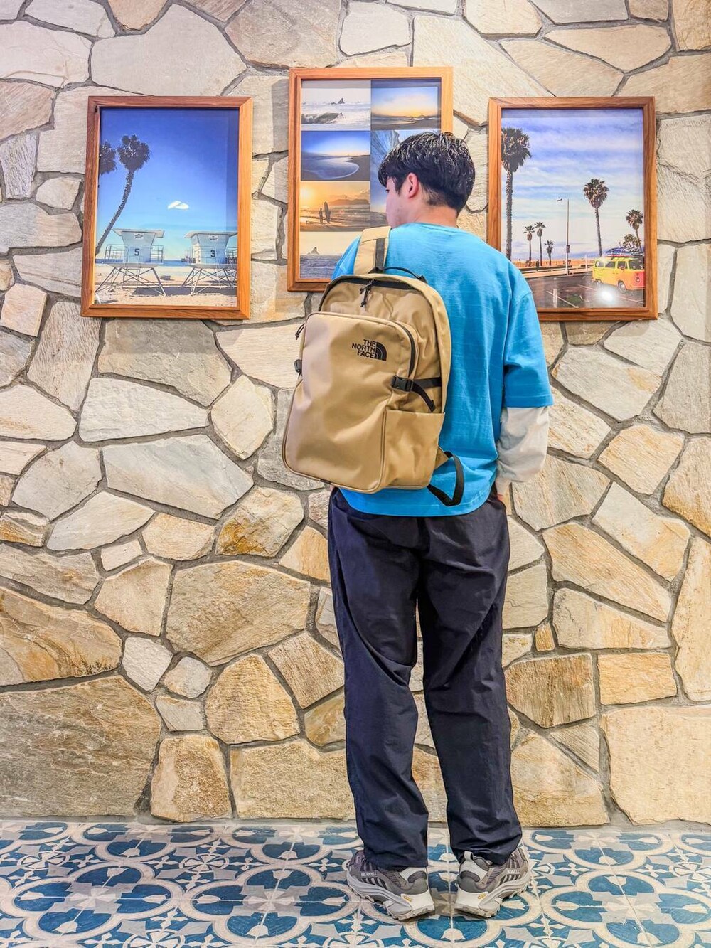 ブルー系のその他パンツ、グレー系のTシャツ/カットソー、グリーン系のバックパック/リュックを着用したメンズの春コーディネートの3枚目の写真