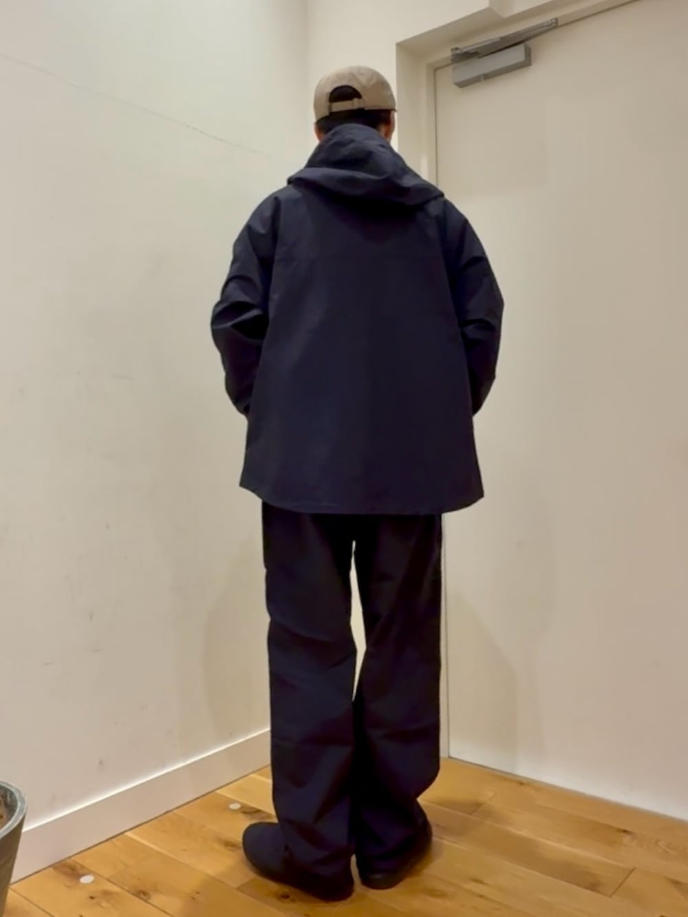 ブルー系のナイロンジャケット、ブルー系のその他パンツ、ブルー系のTシャツ/カットソーを着用したメンズの冬コーディネートの3枚目の写真