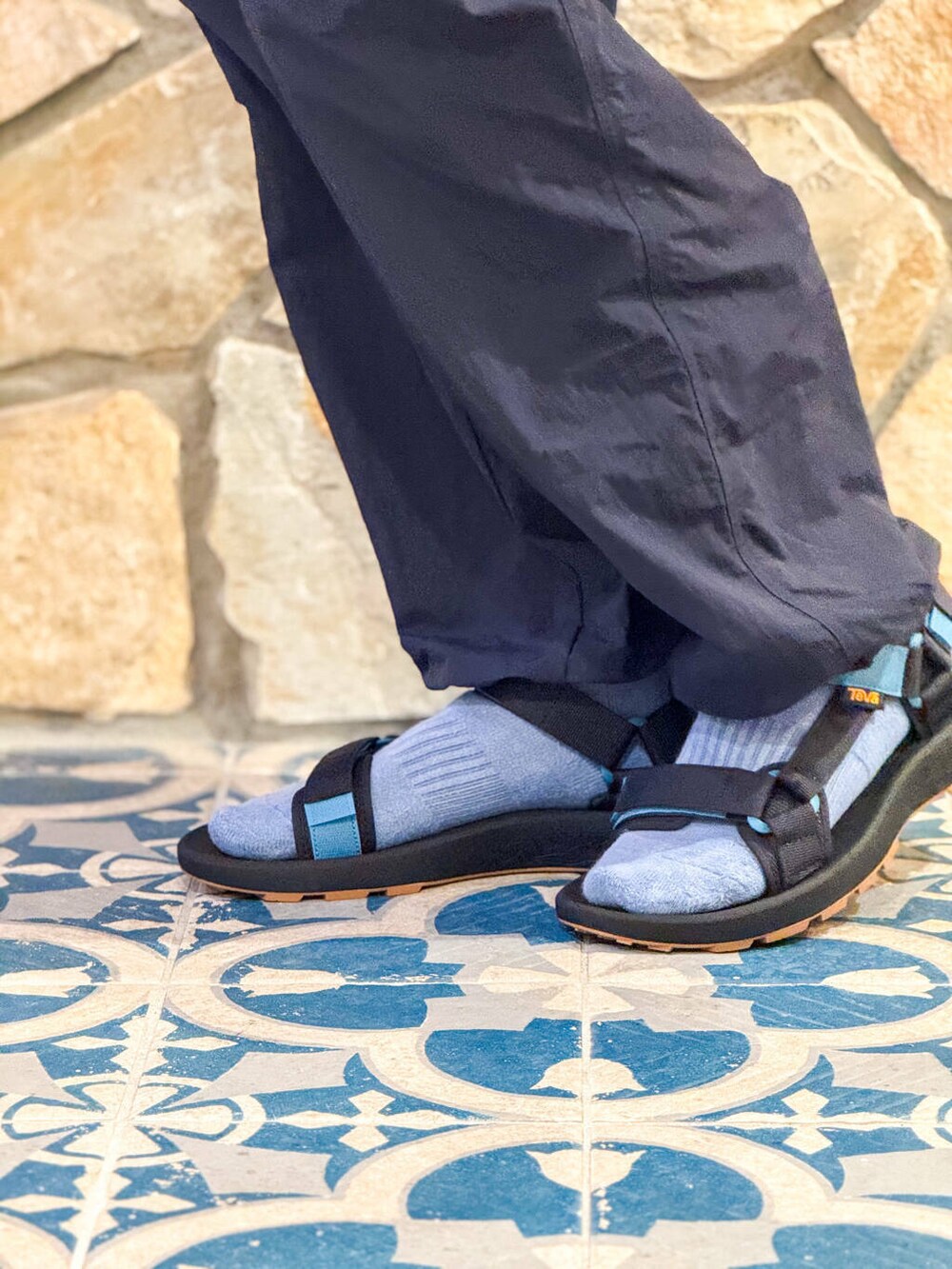 ブルー系のその他パンツ、グレー系のTシャツ/カットソー、ブラック系のサンダルを着用したメンズの春コーディネートの4枚目の写真