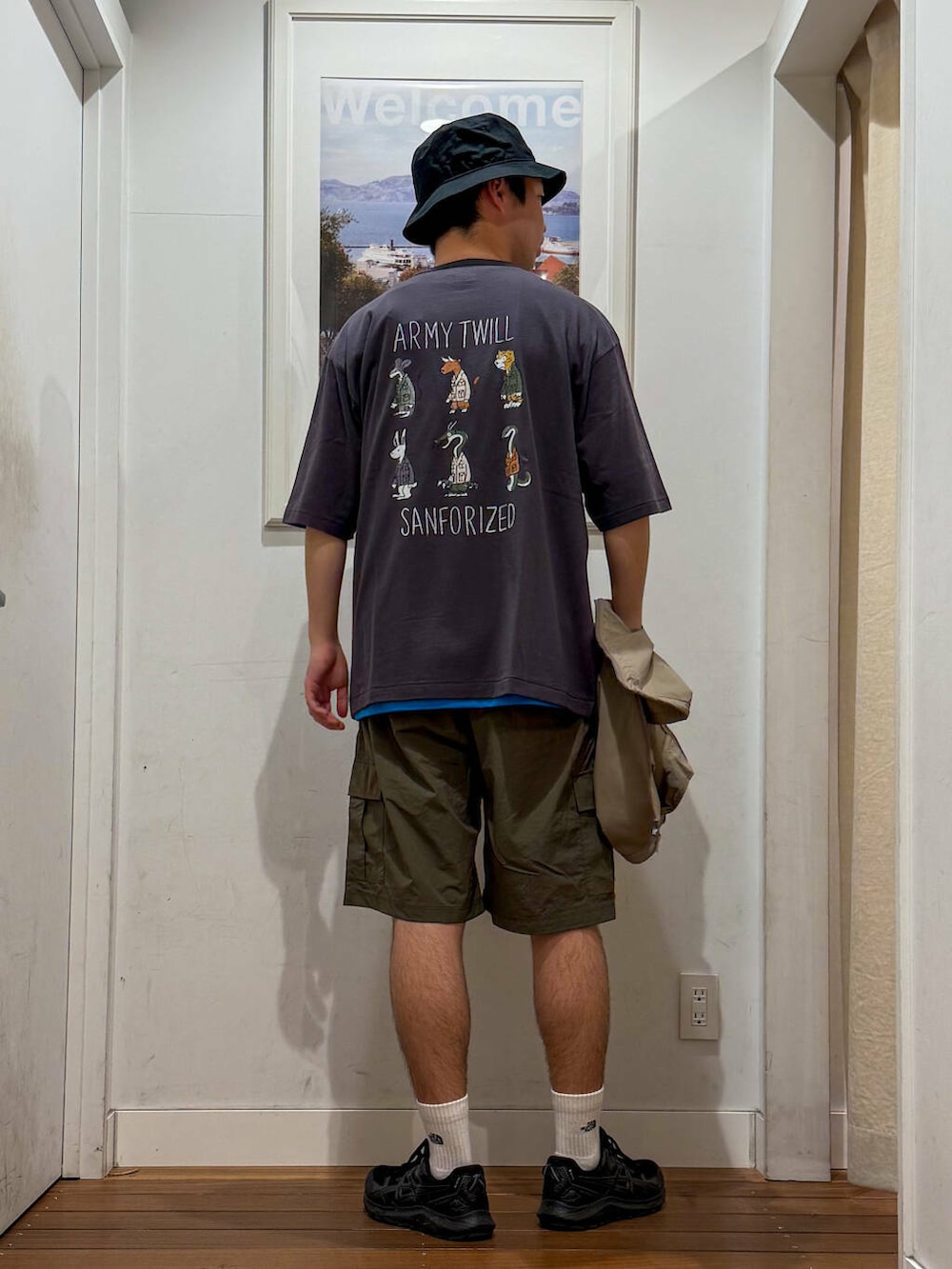 グレー系のTシャツ/カットソー、ベージュ系のベスト、グリーン系のその他パンツを着用したメンズの夏コーディネートの2枚目の写真