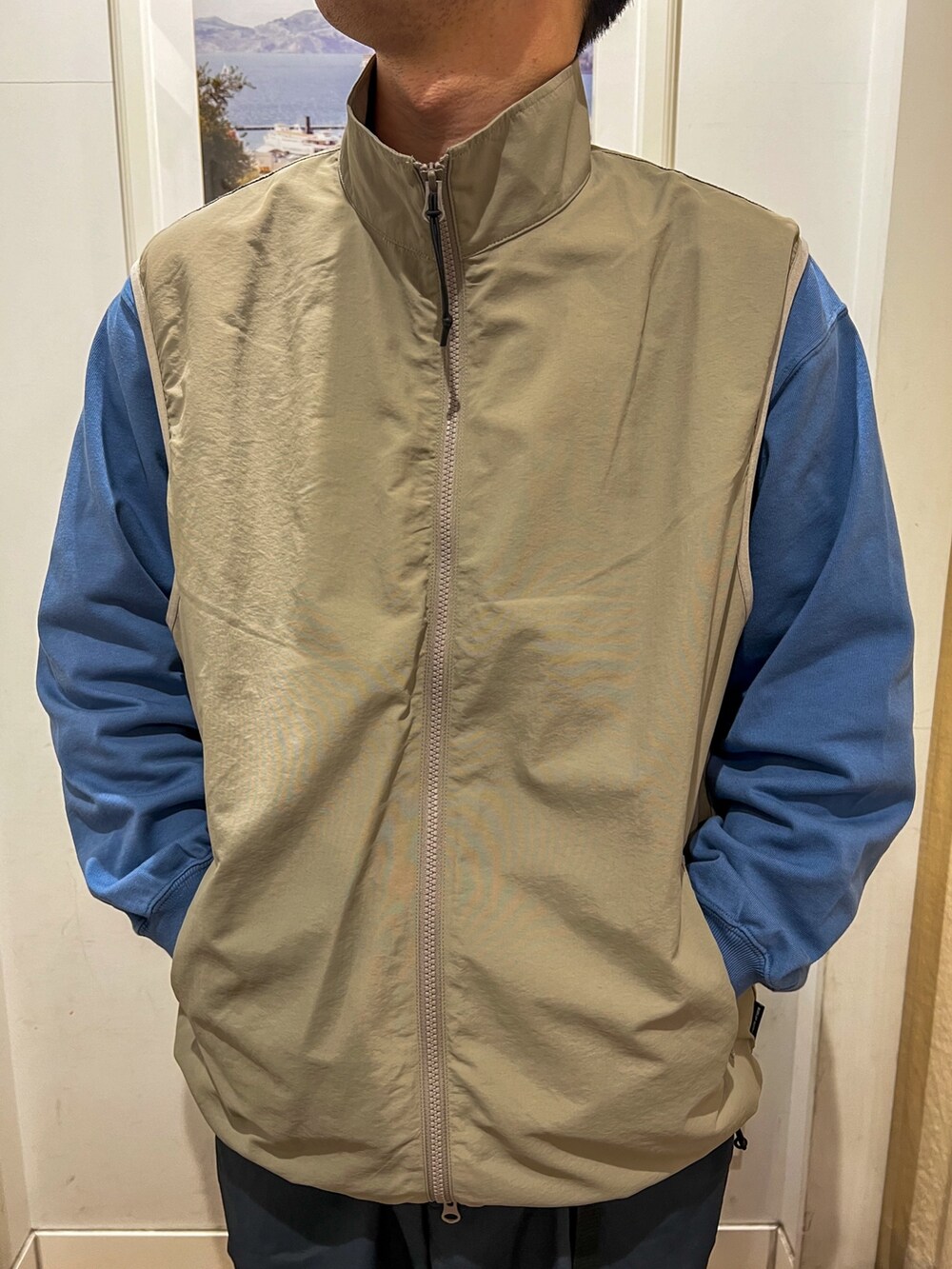 ベージュ系のベスト、ブルー系のTシャツ/カットソー、ブルー系のその他パンツを着用したメンズの春コーディネートの2枚目の写真