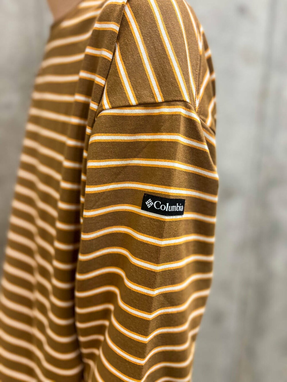 グレー系のその他パンツ、ブラック系のトートバッグ、ベージュ系のTシャツ/カットソーを着用したメンズの秋コーディネートの4枚目の写真