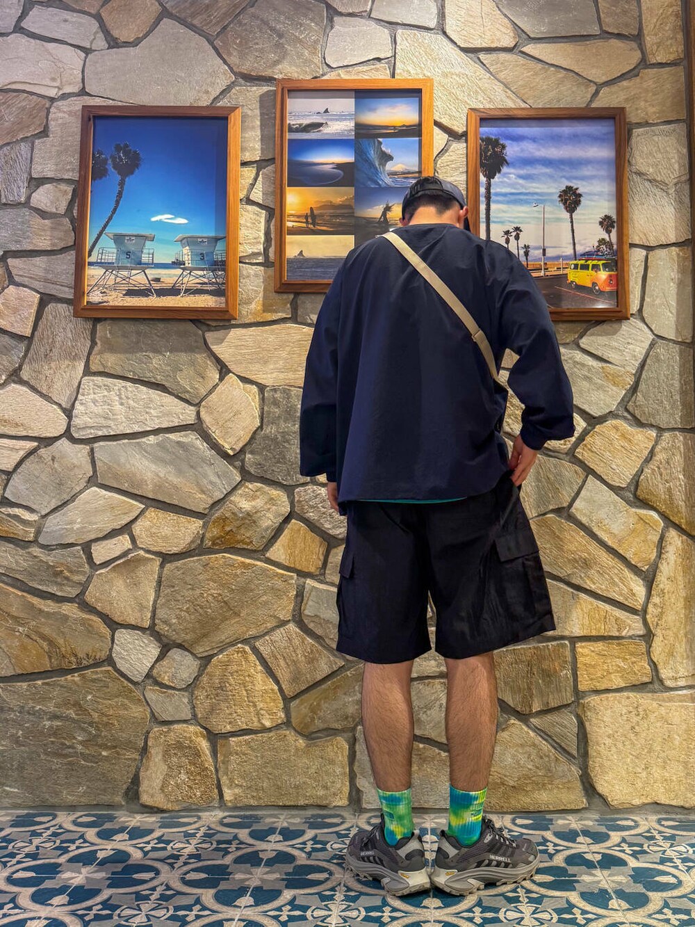 ベージュ系のショルダーバッグ、ブルー系のTシャツ/カットソー、ブラック系のその他パンツを着用したメンズの夏コーディネートの3枚目の写真