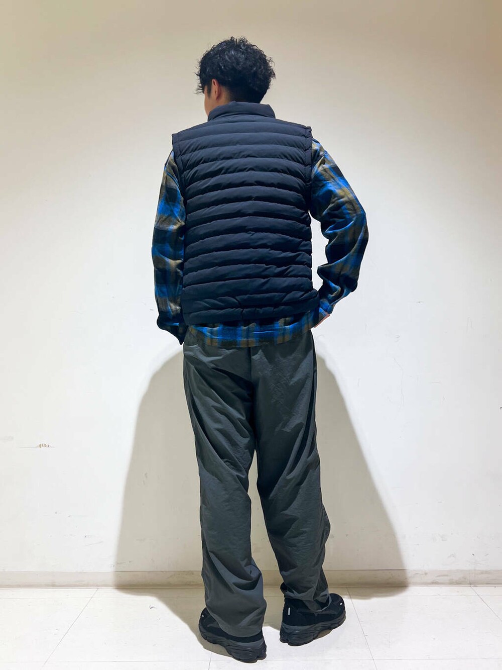 グレー系のその他パンツ、ブラック系のシャツ/ブラウス、ブラック系のスニーカーを着用したメンズの秋コーディネートの3枚目の写真