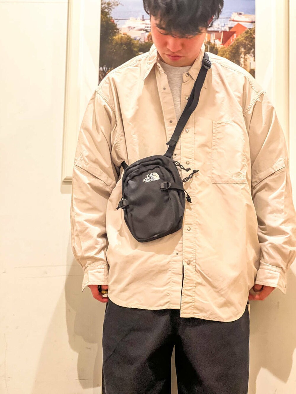 グレー系のスウェット、ホワイト系のシャツ/ブラウス、ブラック系のショルダーバッグを着用したメンズの冬コーディネートの3枚目の写真