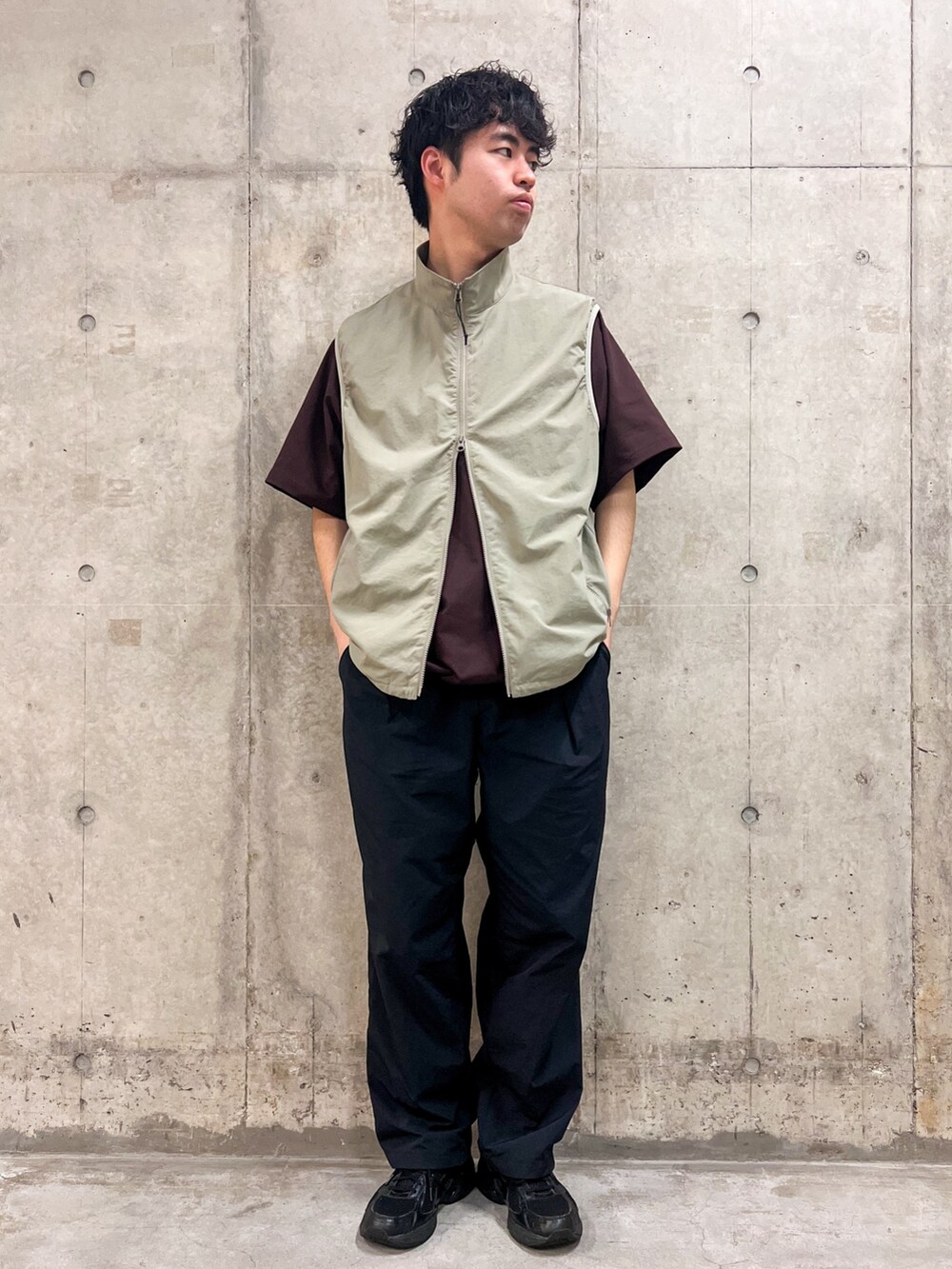 ベージュ系のベスト、ブラウン系のTシャツ/カットソー、ブラック系のその他パンツを着用したメンズの春コーディネートの2枚目の写真