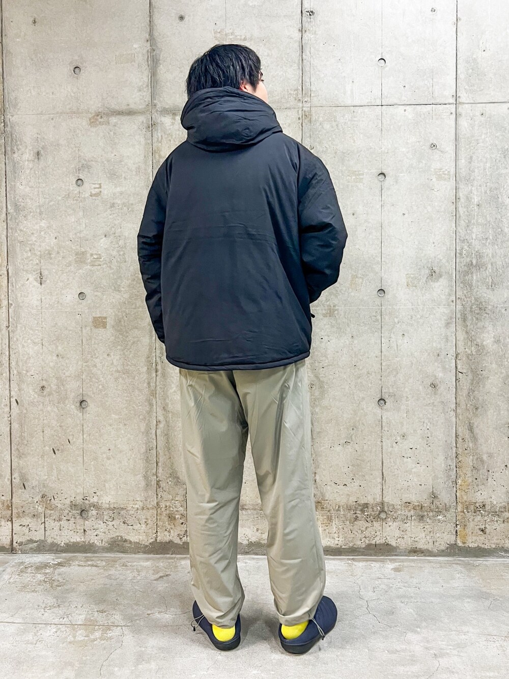 ブラック系のブルゾン、グレー系のその他パンツ、ブルー系のサンダルを着用したメンズの冬コーディネートの2枚目の写真