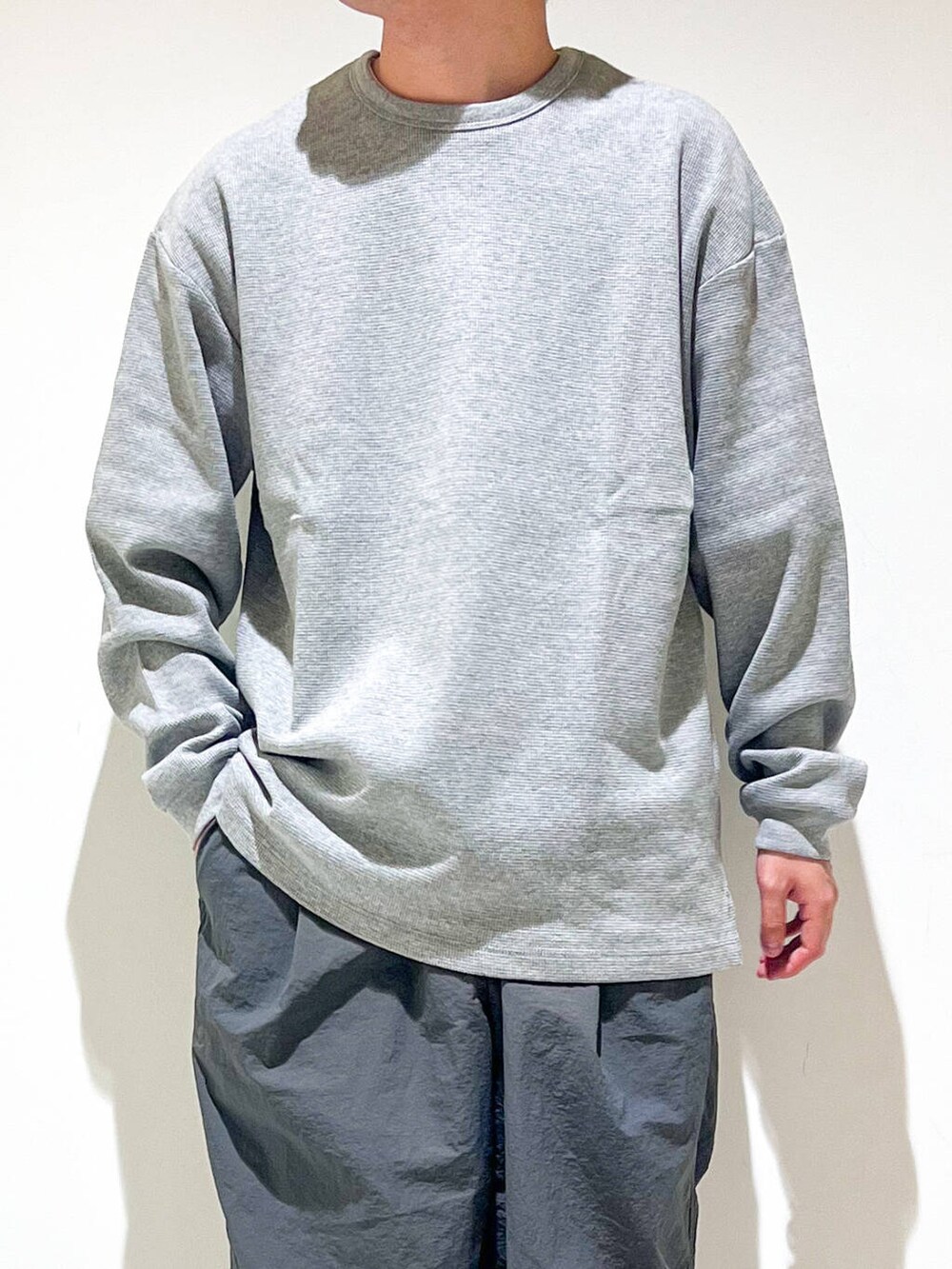 ブラック系のブーツ、グレー系のその他パンツ、グレー系のTシャツ/カットソーを着用したメンズの秋コーディネートの2枚目の写真