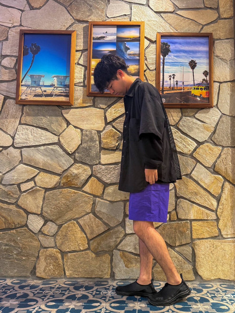 ブラック系のスニーカー、ブラック系のシャツ/ブラウス、パープル系のその他パンツを着用したメンズの夏コーディネートの2枚目の写真