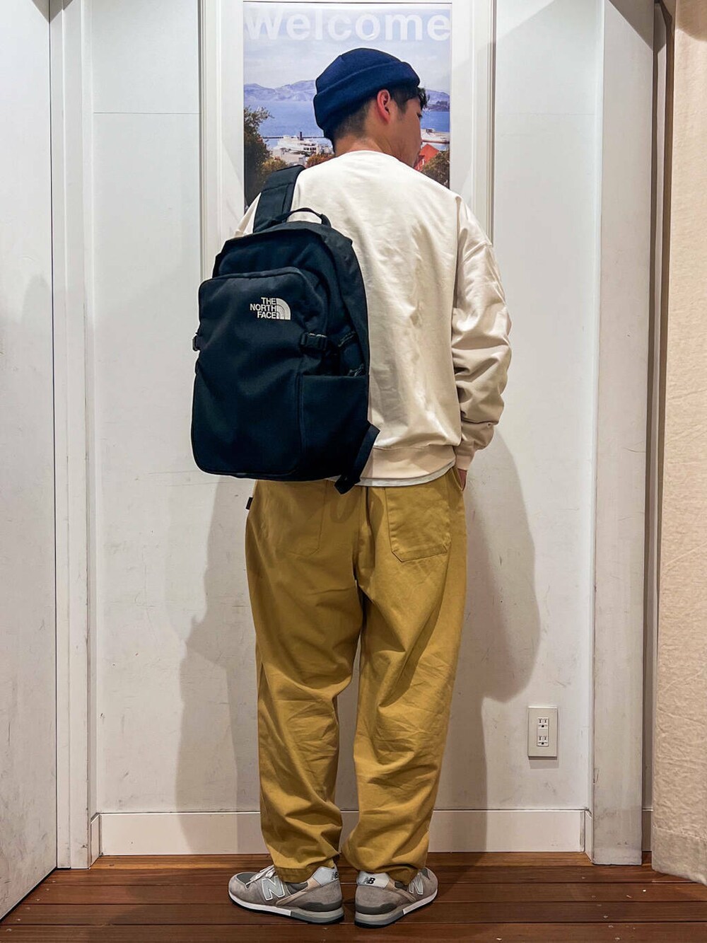 ホワイト系のTシャツ/カットソー、グレー系のスニーカー、ベージュ系のその他パンツを着用したメンズの冬コーディネートの4枚目の写真