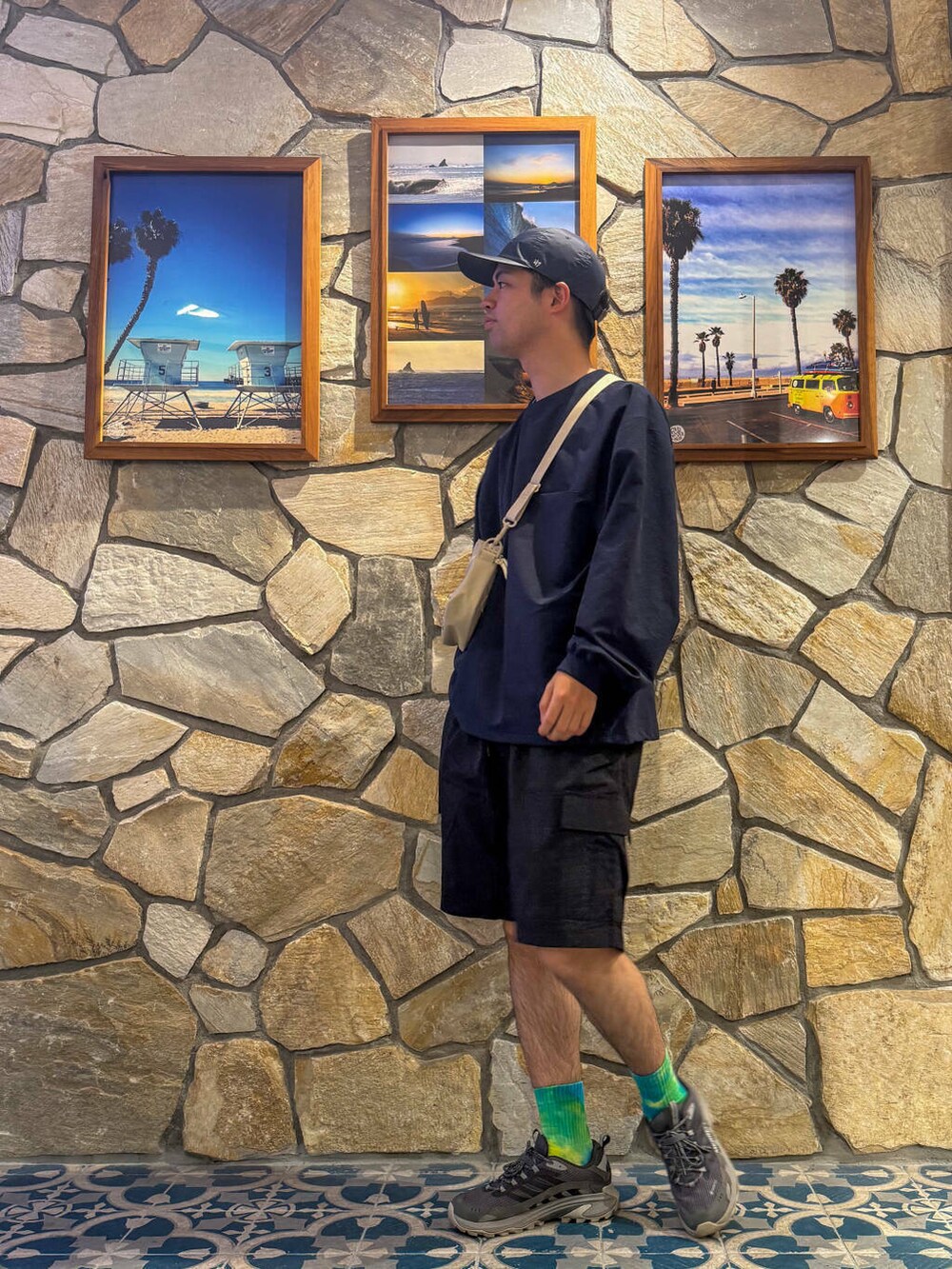 ベージュ系のショルダーバッグ、ブルー系のTシャツ/カットソー、ブラック系のその他パンツを着用したメンズの夏コーディネートの2枚目の写真