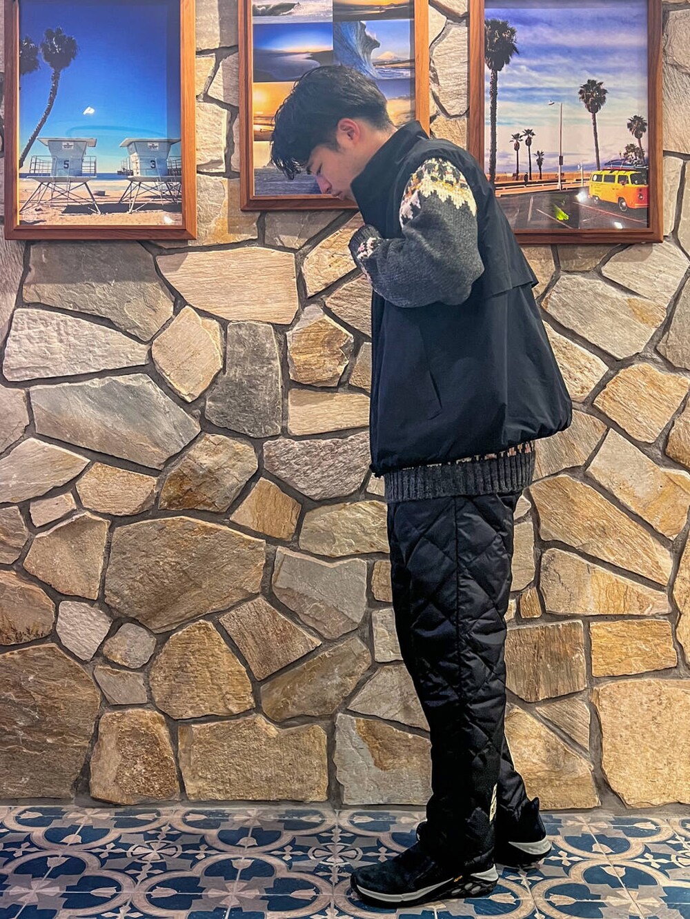 ブラック系のその他パンツ、ブラック系のその他アウター、グレー系のニット/セーターを着用したメンズの冬コーディネートの2枚目の写真