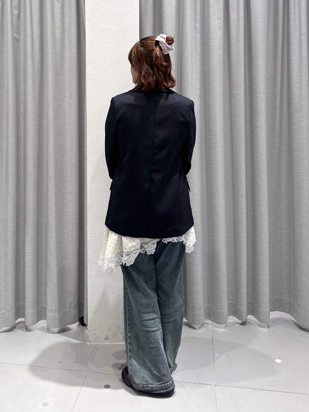 ホワイト系のワンピース、ホワイト系のTシャツ/カットソー、ブルー系のデニムパンツを着用したレディースの春コーディネートの3枚目の写真