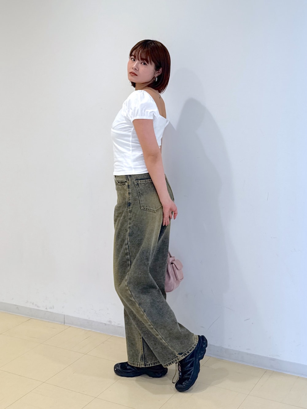 ピンク系のショルダーバッグ、ブルー系のデニムパンツ、ホワイト系のTシャツ/カットソーを着用したレディースの春コーディネートの7枚目の写真