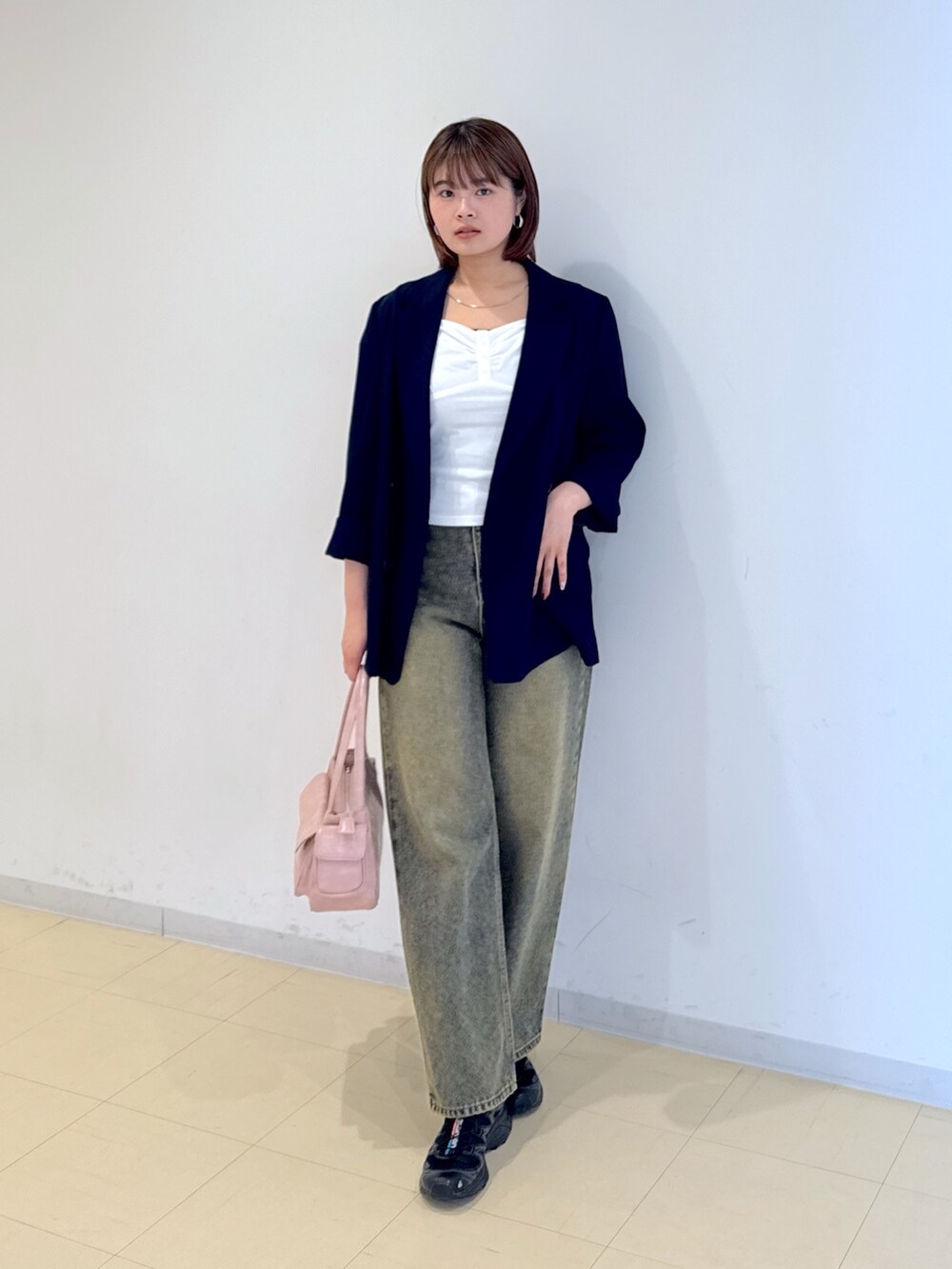 ピンク系のショルダーバッグ、ブルー系のデニムパンツ、ホワイト系のTシャツ/カットソーを着用したレディースの春コーディネートの10枚目の写真